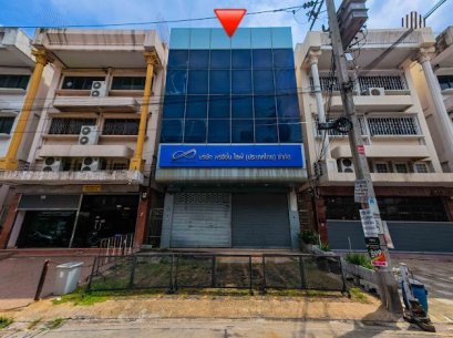 近主干道 Kanchanaphisek，适合经营生意！ 出售临街商住楼 —— Kanchanaphisek 7（Chusang 巷） 3 层半，占地 45.1 平方哇，离主干道仅 120 米！ 非常适合做生意及办公两用！