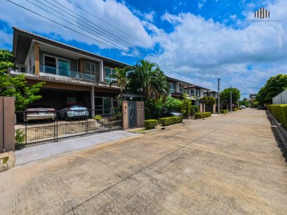 ขายบ้านเดี่ยว มัณฑนา กัลปพฤกษ์-วงแหวน (Mantana Kalapapruk – Wongwaen) ตำแหน่งบ้านดี หน้าบ้านหันหน้าเข้ากำแพงโครงการ ให้ความเป็นส่วนตัว ทำเลดีติดถนนใหญ่ เดินทางเข้า-ออกเมืองสะดวก