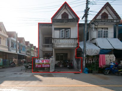 Corner Townhouse for Sale – Laem Chabang, Sriracha  With Tenant | Easy to Rent | Prime Location  Near industrial estates & community areas. 2-story house with 3 bedrooms, 2 bathrooms, and 19 sq.wa. of land. Convenient location, close to the main road.