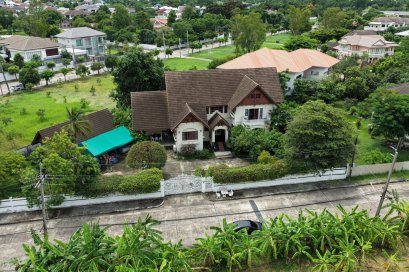 出售两层独栋大别墅，位于 Ek Buri 村项目，有环绕花园，环境绿意盎然、安静宜人，交通便利，临近高速公路与 Ramintra 路，土地面积为 1 莱 12 平方哇