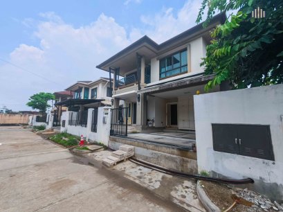 ราคาและสภาพบ้านดีที่สุดในโครงการ!! ขายบ้านเดี่ยว พร้อมอยู่ ตกแต่งสไตร์ยุโรป ฟังชั่นครบ ทำเลดีใกล้ถนนใหญ่เชื่อมต่อหลายสาย เข้า-ออกเมืองสะดวก เนื้อที่ 55 ตร.วา. พื้นที่ใช้สอย 188 ตร.ม. ฟังก์ชั่นบ้าน 4 ห้องนอน 3 ห้องน้ำ 1 ห้องรับแขก 2 ที่จอดรถ ตำแหน่งดี ไม่ม
