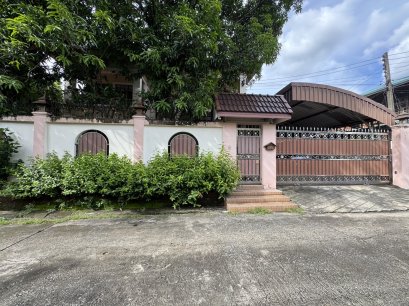 市中心黄金地段，难得一见！出售位于 Soi Ram Intra 39 的独栋住宅。这套宽敞的住宅采用优质建材，拥有 110 平方哇的居住空间， 5 间卧室、5 间浴室和 2 个停车位。无物业费