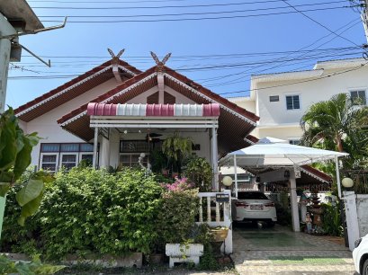 在拐角处小巷尽头，房子周围有树木花园！出售独立屋高架地板，45 平方米，Chuanjai Niwet Village 1，Mitsamphan 路，Ang Sila，Chonburi府