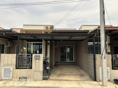 Townhouse for Young Families! One-Story 18.4 Sq.W. Saenmani Breeze, Phan Thong &ndash; Near Amata Newly built and well-maintained, this home offers a private atmosphere at the end of the street