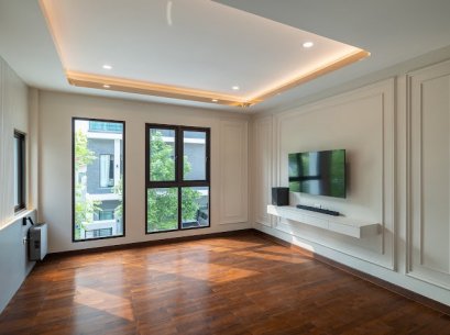 Town in Town 区！近 SISB！全屋高档精装修，电线全部入地！三层独栋别墅，三车位！出售项目The City Ekkamai–Ladprao（由 AP 开发）土地面积 52.4 平方哇 | 使用面积 337平方米 | 5 间卧室 | 6 间浴室 、近 Makro、近高速公路！急售！