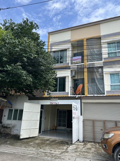 3-Storey Corner Commercial Building, Fully Renovated, in the Heart of the Community — Soi Kunjon, 24.4 sq. wah — For Sale or Rent! Located in Casa Town Samed, Chonburi, near Ekachon Hospital 2!!!