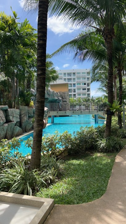 Unbeatable deal! Own a beautifully furnished condo at Laguna Beach Resort 3 – The Maldives, one of the most popular resort-style condominiums in Jomtien, Pattaya. Surrounded by lush greenery and an enormous lagoon-style swimming pool, this project offers