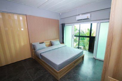 Large renovated condo with solar panels – run the air conditioner all day with electricity costs in the hundreds of baht! For sale: Condominium at Thomrong Place, Building B, Sukprayoon Road, Don Hua Lo, Mueang Chonburi, Chonburi