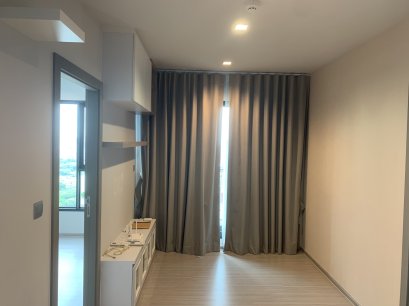 Rare private corner unit for sale at Life Asoke-Rama 9 Condo! High floor, unbeatable price! This stunning unit on the 35th floor offers 45.5 sq.m. with 2 bedrooms and a spacious layout featuring an open, unobstructed view.