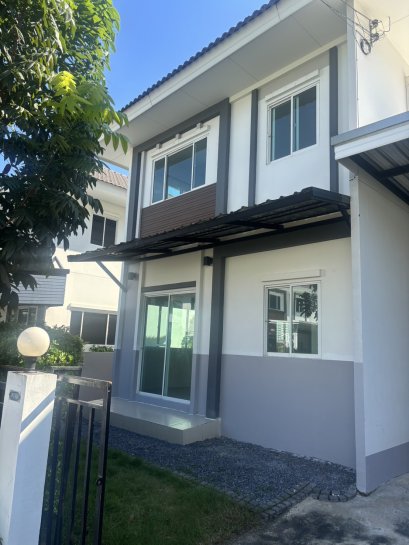 价格超值！年轻屋龄、超好地段！出售 Lanceo Crib Thepharak–Tamru 双拼别墅，全项目最便宜的一栋！