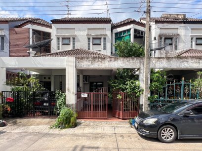 Smart Location for Comfortable Living! Townhouse on Pattanakarn 57, connecting Srinakarin - Petchaburi - Ekkamai. Close to schools and expressways, with a large swimming pool clubhouse!