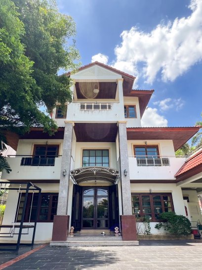 Rare Find! Feng Shui Approved - A Heaven of Relaxation and Timeless Luxury with Access to 3 Main Roads Three-story single-family home on over half a rai of land, with a private view of the garden opposite.