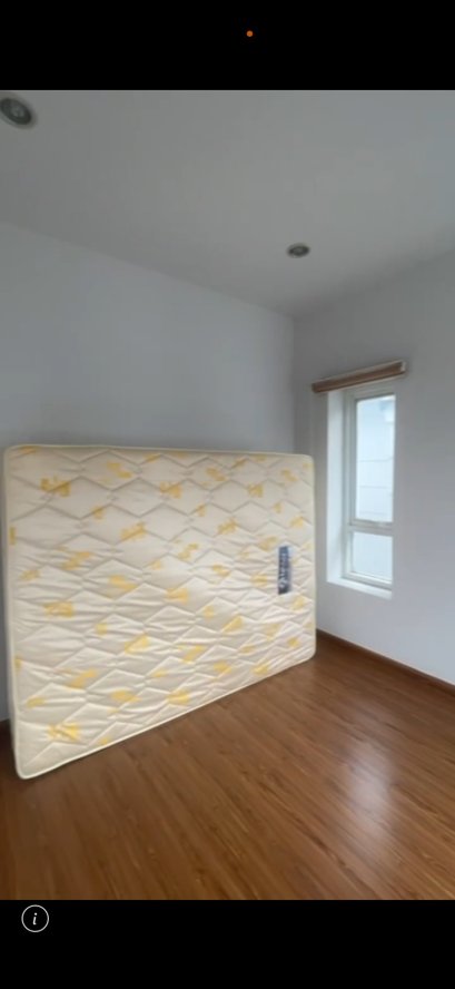 For Rent: 3-Storey Townhome, Only 2 km from BTS Ekkamai Located in Pridi Banomyong 31 Land size 27 sq.wah | Usable area 178 sq.m. 3 bedrooms, 3 bathrooms Suitable for home office