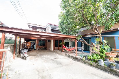 ขายขาดทุน บ้านเดี่ยว พร้อมเรือนรับรอง นวมิทร์69  ขายบ้านเดี่ยว ครึ่งไม้ครึ่งปูน พร้อมเรือนรับรองเพิ่งสร้างไม่นาน ซอยนวมินทร์69 พิกัด : https://maps.app.goo.gl/6QbaNdkxGVbQRPtn8?g_st=ipc พื้นที่ : 105 ตารางวา พื้นที่ใช้สอย 250 ตารางเมตร จำนวนห้อง : 6ห้องนอ