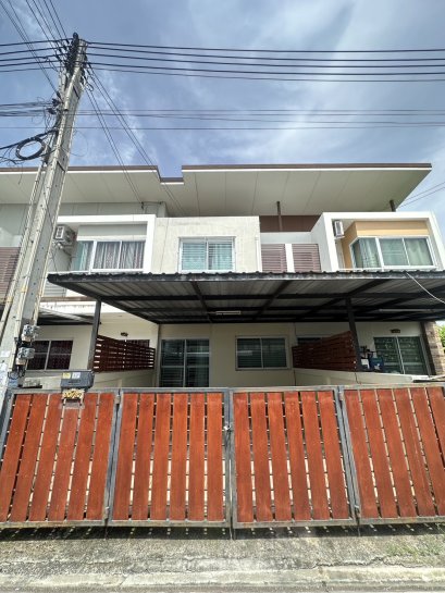 Ready-to-Move-In Townhome Near Amata Nakorn Industrial Estate! For Sale, Townhome in Panita Village, ChonburiLand area, 21.3 sq. wah (~85 sq.m.), includes parking space. Located near the Bangkok–Chonburi motorway – easy access to both Chonburi and Bangkok