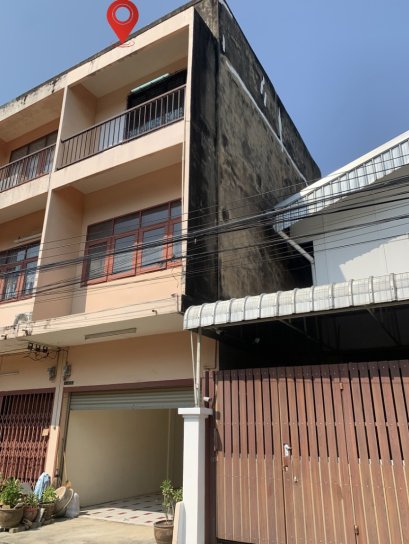 Open to All Offers &ndash; Newly Renovated 3-Storey Shophouse land 37.2 sq.w. Usable 145 sq.m. Prime location near Prachachuen &amp; Ratchadaphisek roads, surrounded by a vibrant community.