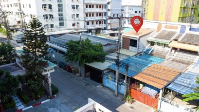Rare Opportunity – House in Central Ratchada, Close to MRT Huai Khwang 2-storey home on 28 sq.wah land, with 180 sq.m. usable space in the heart of Ratchada — rare land in this prime area.