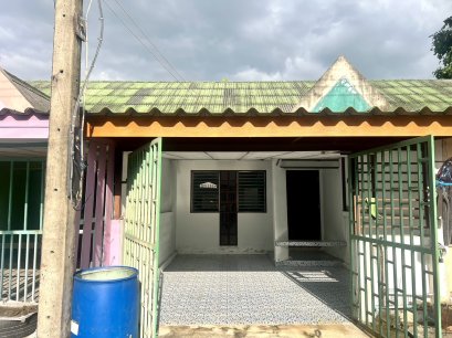 ขายด่วน!! ทาวน์เฮ้าส์ หมู่บ้านธนาทรัพย์สิน ทาวน์เฮ้าส์ 1 ชั้นครึ่ง มีชั้นลอย ขนาดพื้นที่ 25 ตร.วา พื้นที่ใช้สอย 150 ตร.ม ทำเลชุมชน ใกล้โรงพยาบาล ตลาด และแหล่งงาน