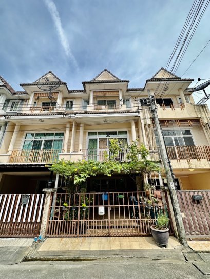 Grab This Deal! 3-Story Townhouse in Pak Kret. The 3-story townhouse available for both rent and sell, a great find in the Nawanich project, Pak Kret. It offers easy access to both Chaeng Watthana and Bypass Pak Kret roads, making your commute much simple
