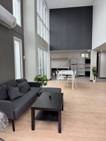 For Rent: 3-Storey Townhome, Only 2 km from BTS Ekkamai Located in Pridi Banomyong 31 Land size 27 sq.wah | Usable area 178 sq.m. 3 bedrooms, 3 bathrooms Suitable for home office