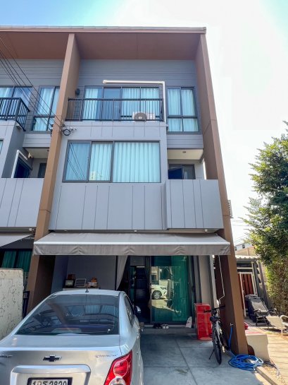 Choose a spacious corner unit with endless possibilities! For sale: Townhome in Baan Klang Muang Phahol-Yothin Ramintra, perfect for transforming into a warehouse or office. Conveniently located near expressways and BTS.