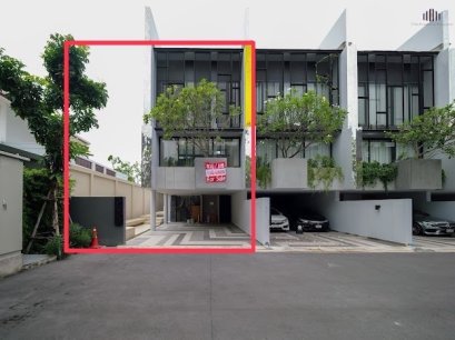 For rent Baan Puripuri Courtyard Pattanakarn, 3-Story Townhome with Private Courtyard, 48.4 Sq.wah, in Soi Pattanakarn 32 - Very Convenient Location! Urgent Sale!