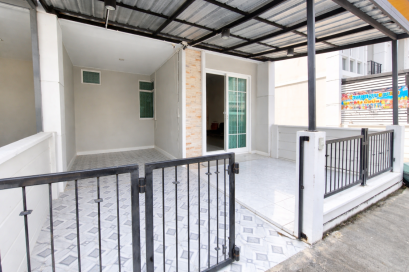 Golden Town Vibhavadi&ndash;Rangsit 出行便利，靠近高速公路和电车站，周边生活配套齐全！ 出售：Golden Town Vibhavadi&ndash;Rangsit 联排别墅 黄金地段 &middot; Vibhavadi&ndash;Rangsit 路