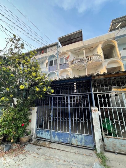 Just 150 meters from Onnut 17 !! 3 Storey Shophouse with Rooftop for SALE in the Heart of Sukhumvit!! Near BTS Onnut.