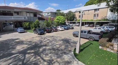 市中心黄金地段，出售位于Chitralada Palace 正对面的稀有大面积土地，土地总面积 583 平方哇，位于 Rajavithi 巷 20、22（Sukhothai 巷 1、3）适合建高端住宅、办公楼或私人诊所，急售