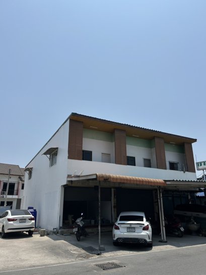 Newly Renovated Corner Townhouse – Ideal for Business (Shop / Clinic) For sale: 2-storey corner townhouse located on the main road at the entrance to Boonyarasri Temple, Khlong Tamru, Mueang Chonburi, Chonburi.