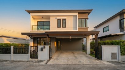 Beautifully Decorated Corner Unit | For Sale: Grand Britania Wongwaen-Ramintra