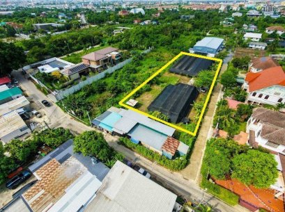 出售位于暖武里府邦卡努5巷（Soi Bang Khanun 5）的优质空地。总面积为1莱2岸86.7平方哇（686.7平方哇）。地理位置优越，近Ratchaphruek 路和拉玛五世环岛（Rama 5 roundabout）。交通便利，可轻松往返市区。是建造豪华住宅、豪华公寓、家庭办公室、办公楼、咖啡馆或进行长期投资的理想之选。