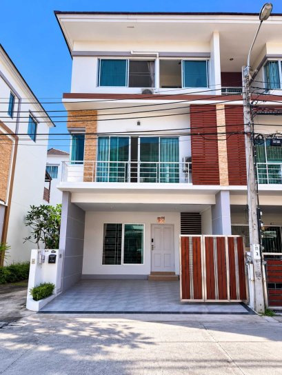 For Sale: Corner Townhome at Private Ville Huamark 11, 23.5 Sq.Wah