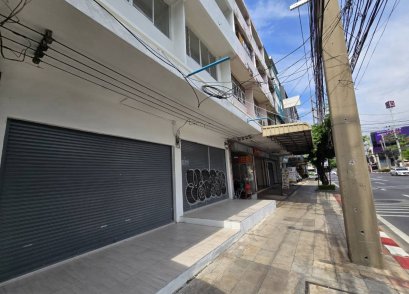Renovated Commercial Building next to SC Park Hotel for RENT on Pracha Uthit Road, Sriwara Intersection, Across UOB Bank Bus Stop!