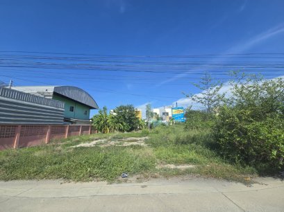 出售优质长方形土地，每平方哇仅 22,000 泰铢，近 Bang Phli 工业区，约 10 分钟可到达 Bangna-Trad 路和 Sukhumvit 路