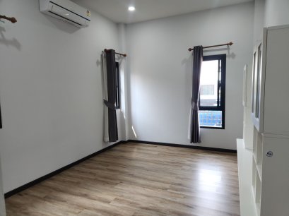 出售 Yo House Korat 独栋别墅｜Hua Thale 核心地段｜转角地块 79.5 平方哇｜北欧风装修｜邻近 Sarasas 学校