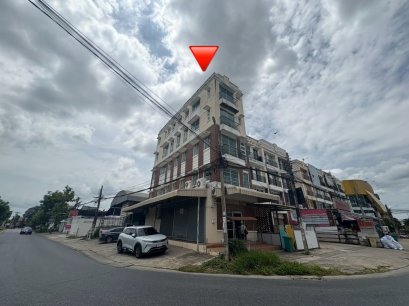 Sale! Highvisibility property with excellent parking capacity