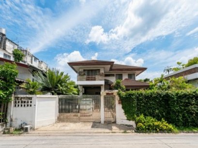 Prime Location with a Private Office! Detached House for Sale in Lat Phrao Wang Hin 14, Near 7-Eleven and Tops