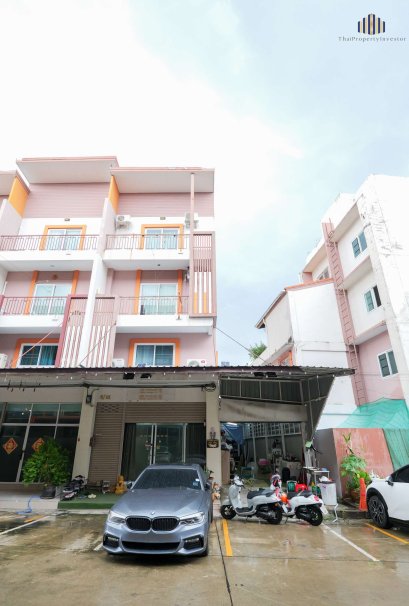 FOR SALE: 3-Story Commercial Building (Corner Unit) Baan Sukniwet 8 Prime location connecting 3 main roads (Suksawat Phutthabucha Rama 2). Perfect for home office, retail, clinic, or online warehouse!