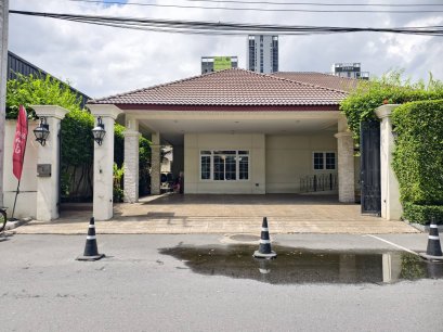 Rare Item!! Detached House for Rent Next to The Crystal, Ekkamai-Ramintra Expressway, 154 sq.wah, 325 sq.m. The Crystal's parking can be used. Suitable for Café / Clinic / Fine Dining!