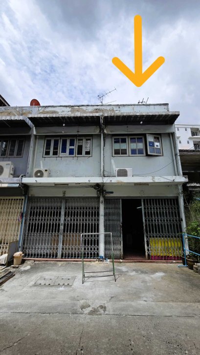 For sale: Corner townhouse near Wat Tri Thotsathep, Samsen–Dusit area