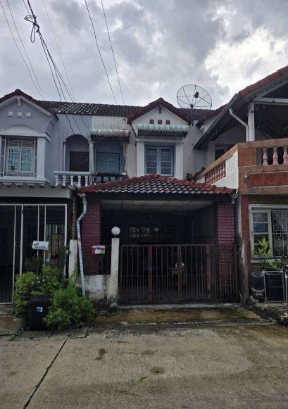 Super Rare! Open Space Behind the House with No Adjacent House!! 19 Sq.wah Townhouse for SALE at Baan Rinthong Lamlukka, Near BTS Khu Khot