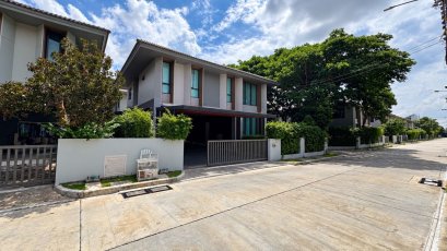 Beautifully Redesigned Corner Home! Move-In Ready Detached House for Sale at Saransiri Srivaree 2 | 69 sq.wah (276 sq.m.) of Land | Near Suvarnabhumi Airport