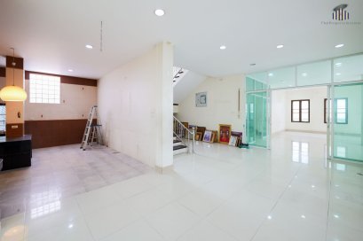 Warehouse-Sized Space with Massive 600 Sqm of Usable Area!! For sale: 3 townhouses at Phra Pin 2 Village, located just behind Thonburi Fresh Market, Thawi Watthana area of Bangkok.