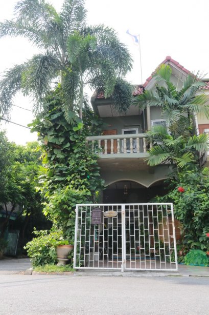 急售，超便宜！！ 联排别墅2层，Prayoon Thong Village 2，Soi Watcharaphon开始，面积16.3平方哇、位置好，在房子后面，房子周围有很宽的区域。 完成内部和外部添加 在房子前面加个花园，拎包入住！！