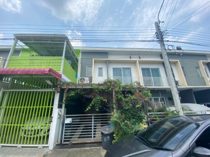 准备谈判！ 带家具的联排别墅出售，The Connect Townhome项目，The Connect Chaengwattana 1，位置好，位于社区，特价！！