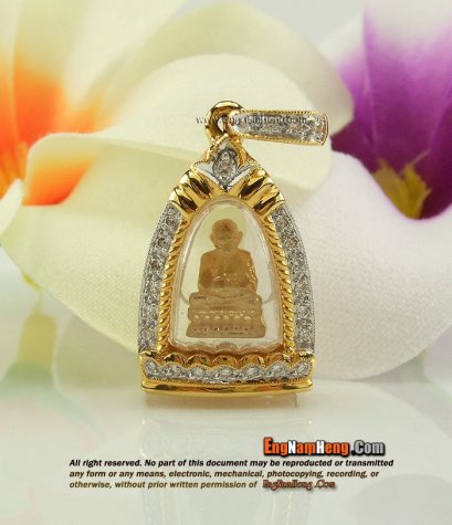 หลวงปู่ทวดเนื้อทองคำ 99.99% เลี่ยมกรอบทองฝังเพชรแท้ค่ะ