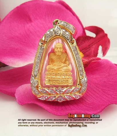 หลวงปู่ทวดเนื้อทองคำ 99.99% เลี่ยมกรอบทองฝังเพชรแท้เบลเยี่ยมคัทค่ะ