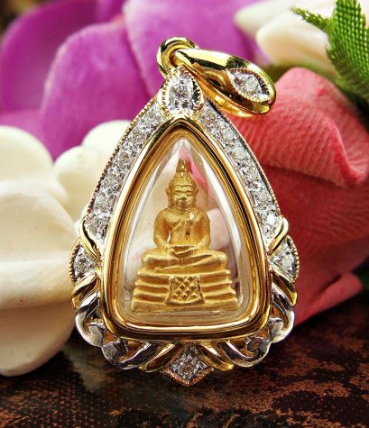 หลวงพ่อโสธรเนื้อทองคำ เลี่ยมกรอบทองคำแท้ ฝังเพชรแท้ค่ะ