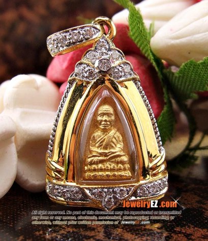 หลวงปู่ทวดพิมพ์เตารีด เนื้อทองคำแท้ เลี่ยมกรอบทองแท้ฝังเพชรแท้ สวยสุดๆ